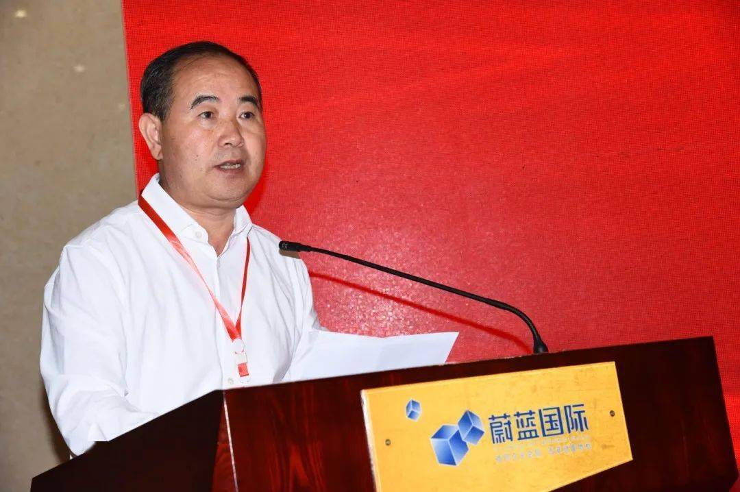 陕西省商业联合会执行会长王政军宣读了关于成立陕西省商业联合会智造