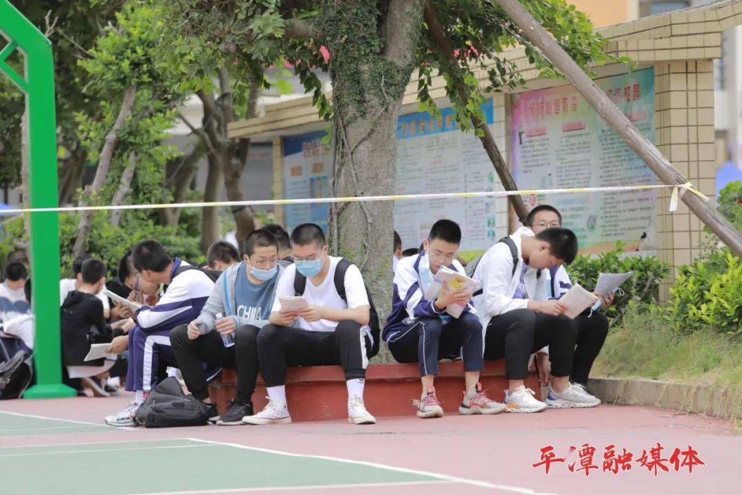 直击福建中考首日,作文题目出炉!加油,乘风破浪的少年