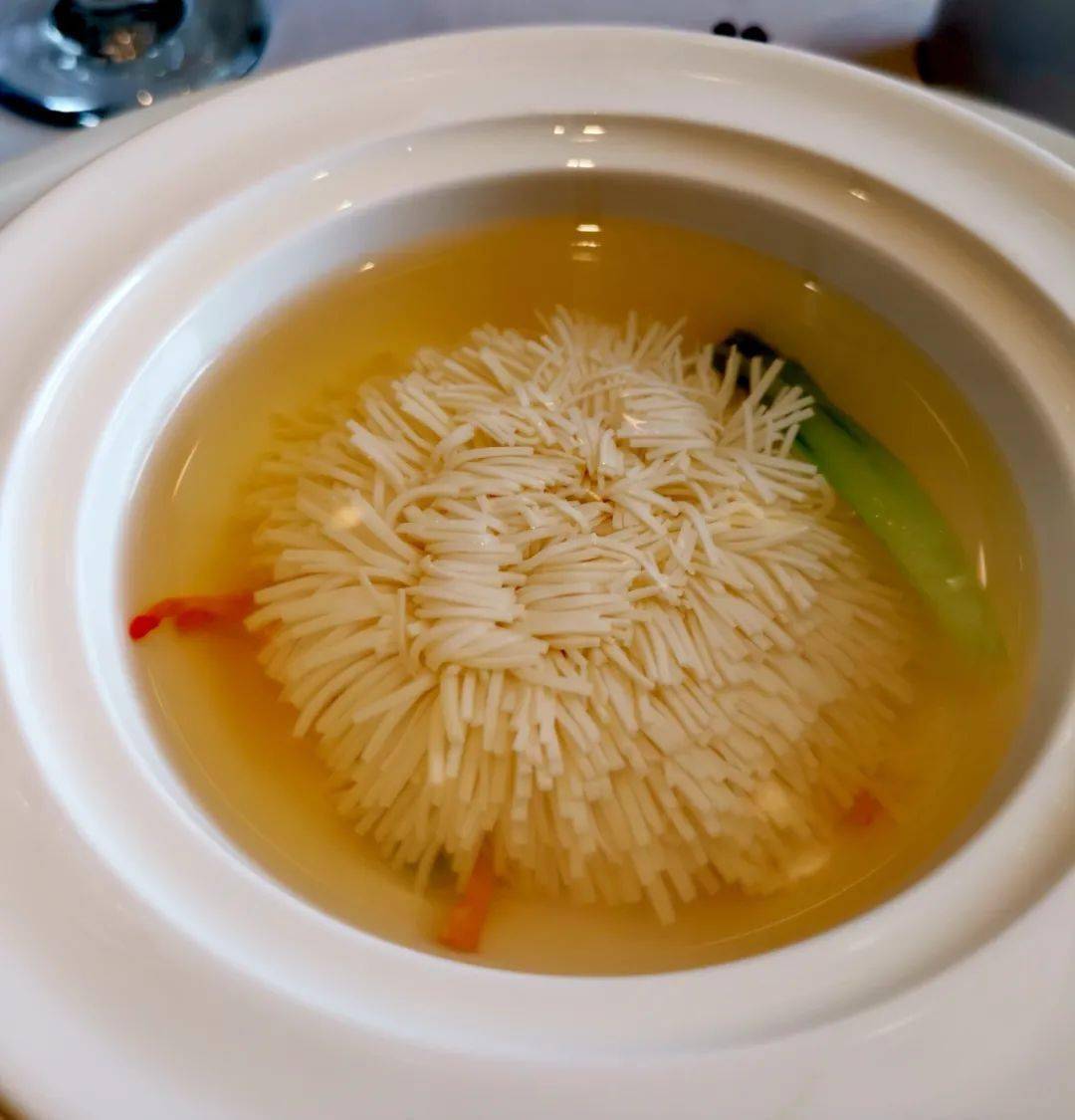 且不说现场制作豆腐脑的"刘安点丹",也不提用豆腐做饺皮的"白玉水饺"