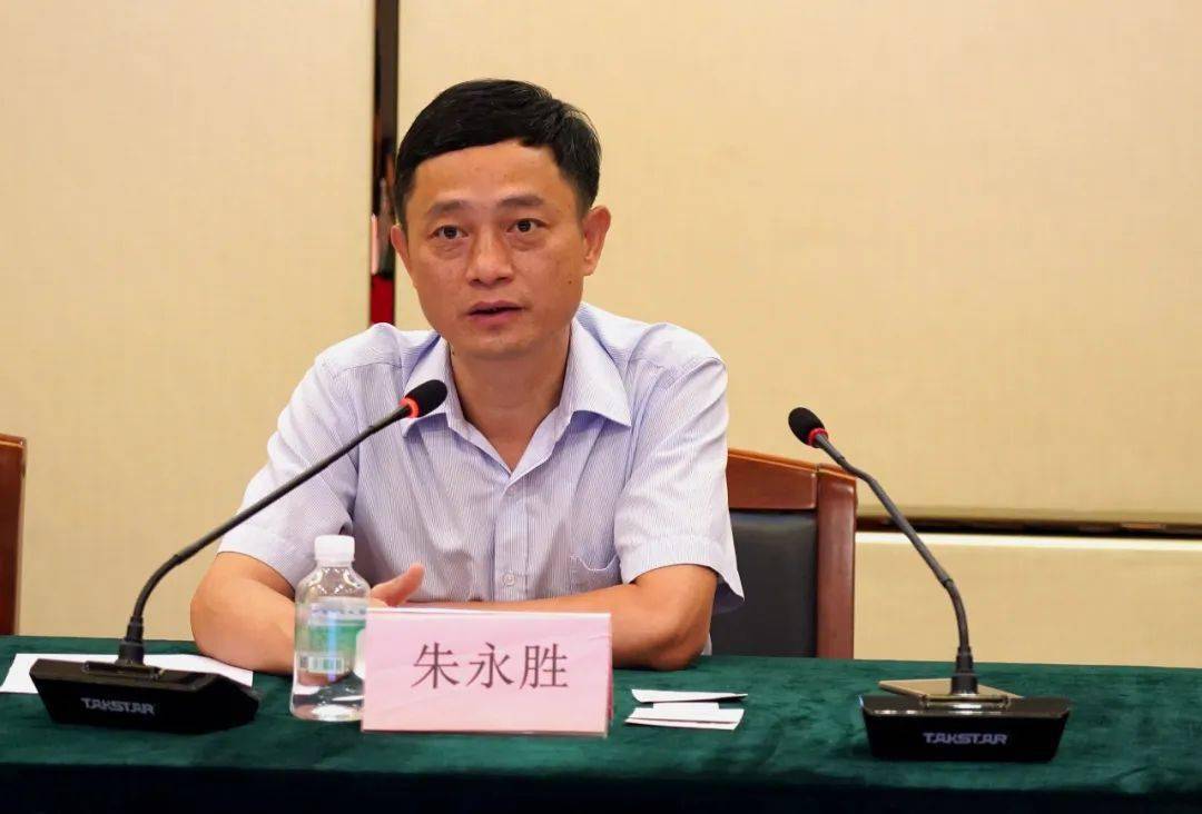 广东省广交资源集团董事长朱永胜对埃文低碳董事长周永章一行的到来