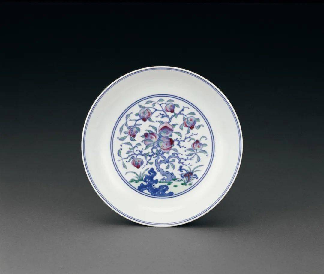 雍正斗彩由于多数为官窑器,因此其图案花纹以传统的云,凤,缠枝花卉,花