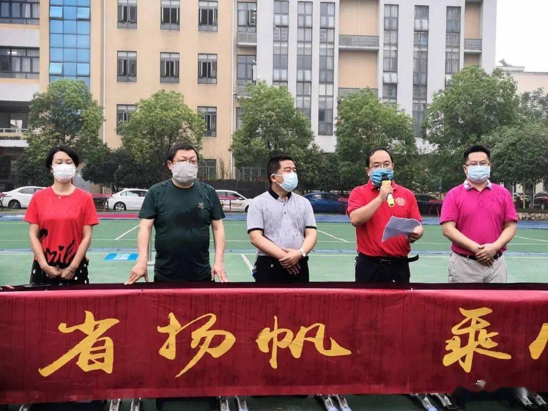 特殊的毕业礼!南湖中学为毕业生送定制版口罩