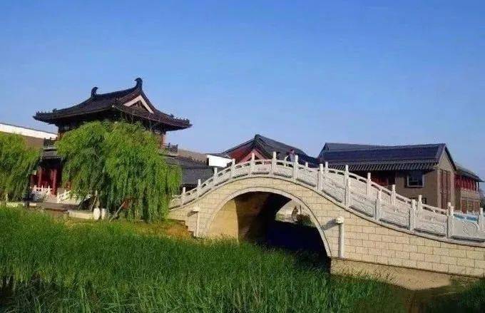 尽管现代化的巨轮取代了早先的蒙艟帆樯,青岛港取代了早已落寞的板桥