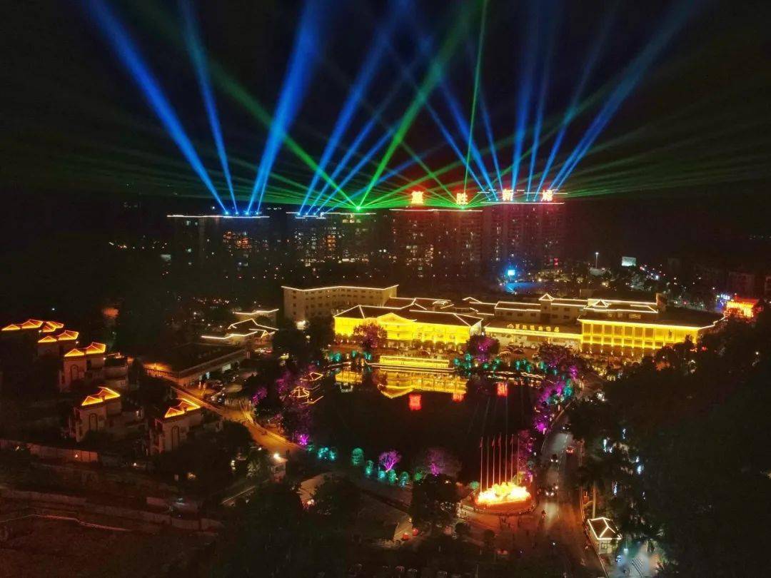 怎么回事最近很多摄影师摄影家都围着佛冈篁胜新城拍拍拍