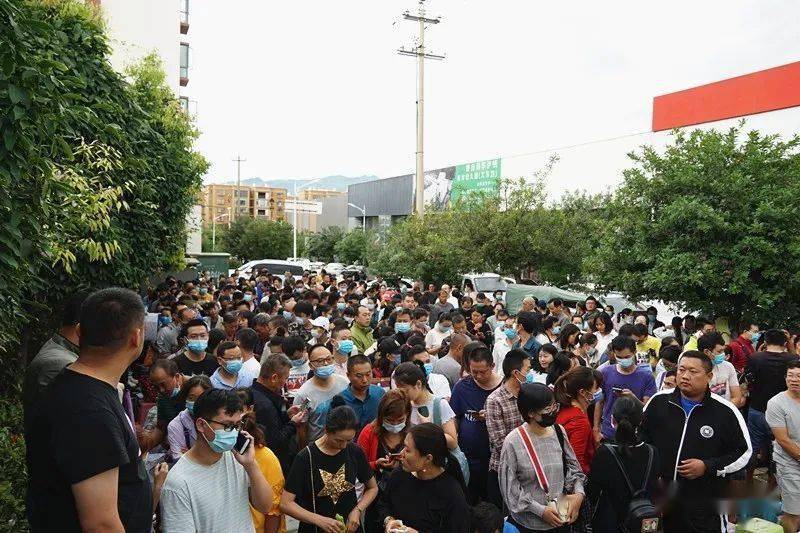 小学入学报名开始家长们又双叒叕通宵排队不用