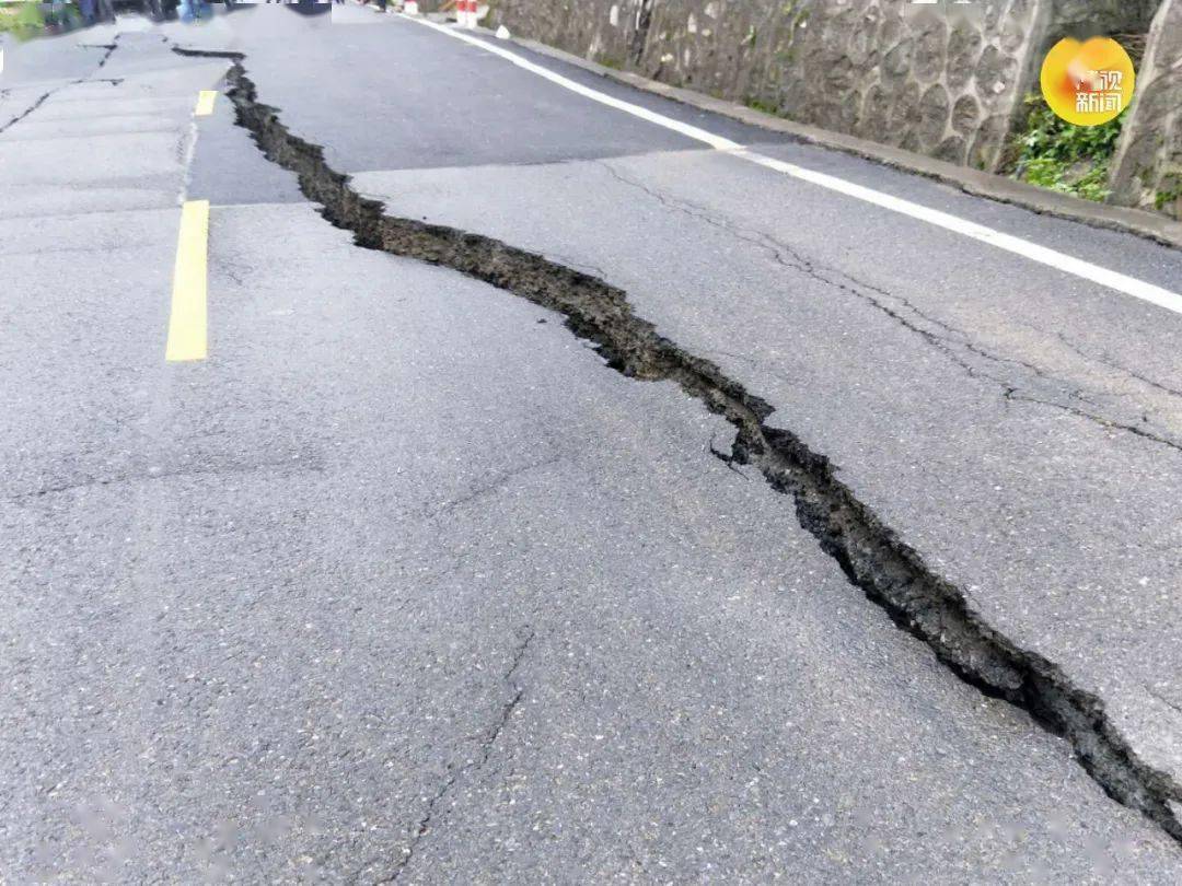 注意:降雨致路面沉降,安康这里今早封闭!