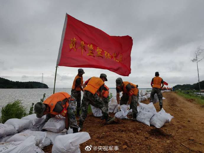 戰鬥堡壘模範連挺進抗洪一線