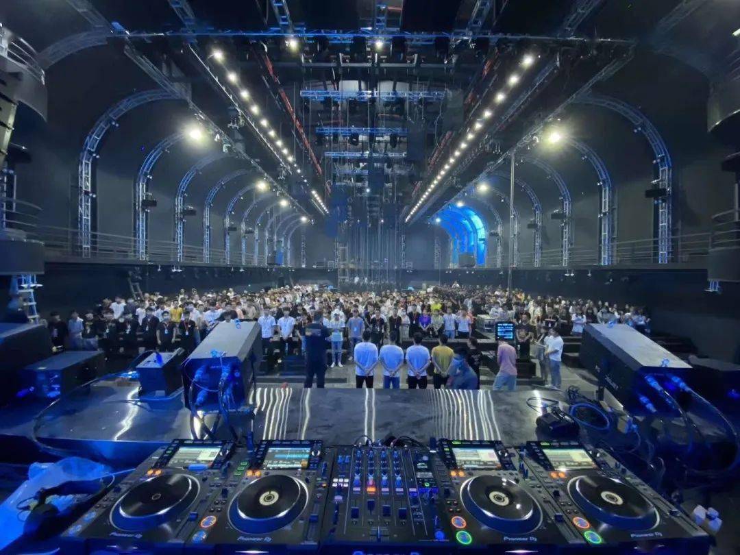 深圳最大酒吧,进来看看图片有多大?