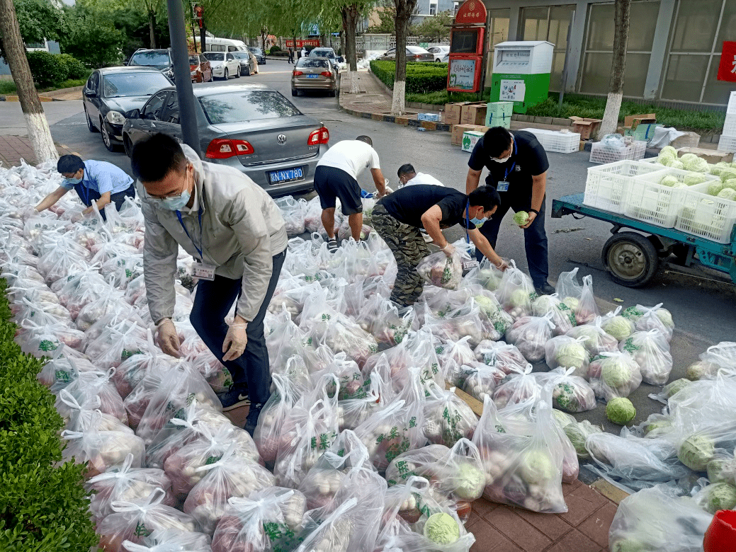 社区工作者帮居民买菜
