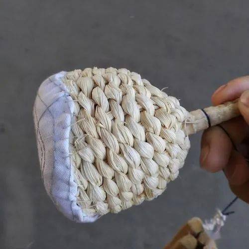 把手的圆圆的小东西,上面包着一层棉花和布,炒菜前,往锅里滴上几点油