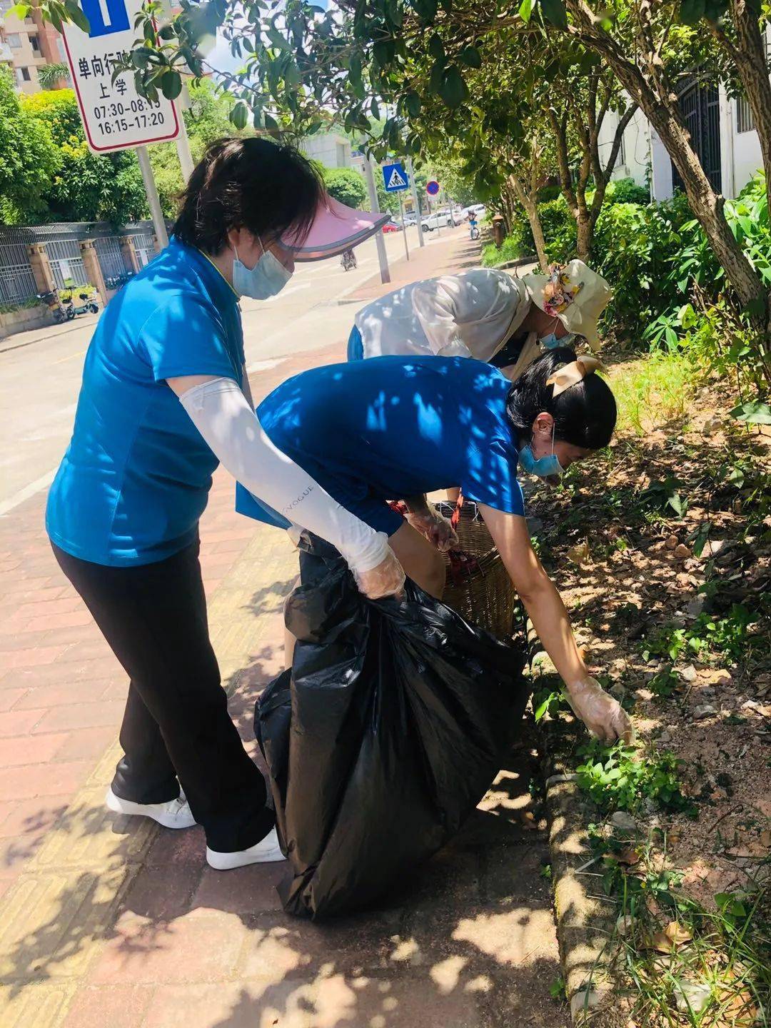 开展弯腰行动宣传文明美德机关二幼党团员志愿服务