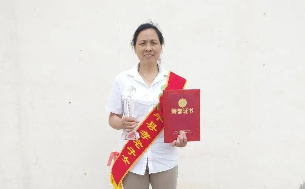 范爱景,1967年出生,今年53岁;2010年入党,村妇女主任.