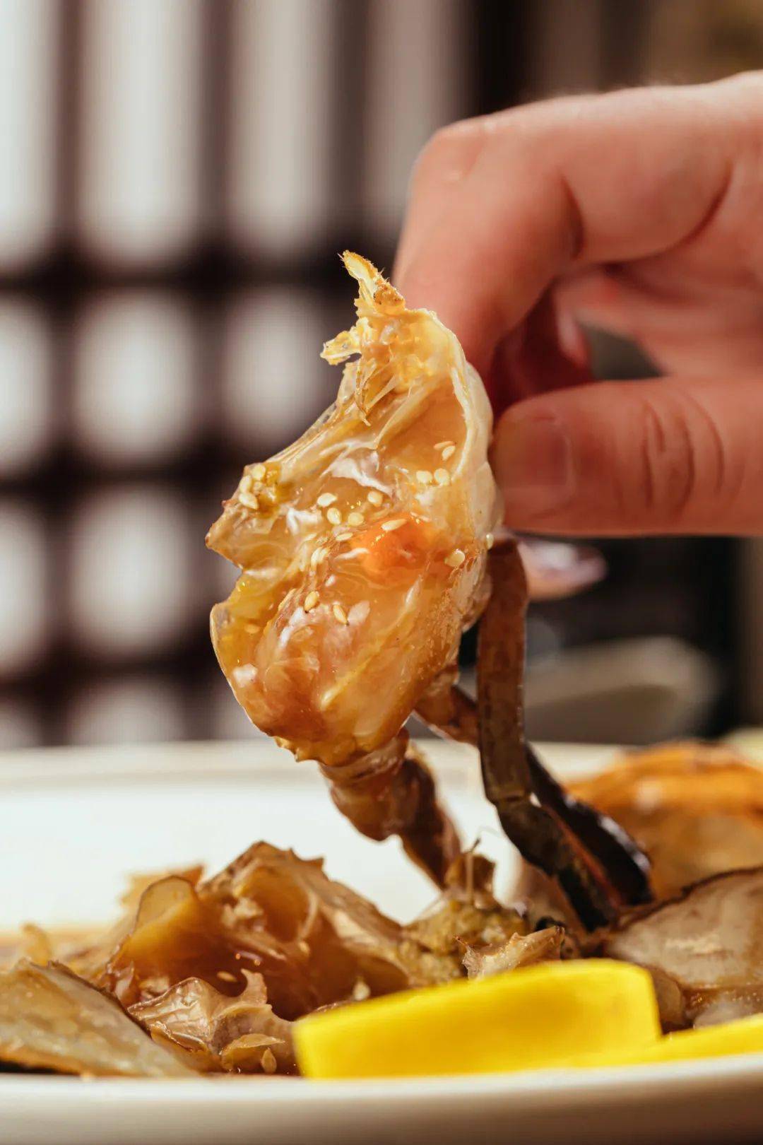 尤其要夸的,是这道酱蟹的灵魂——酱油酱汁,和蟹肉