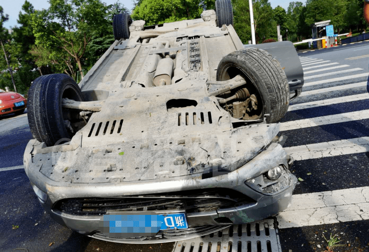 刚刚!镜湖一辆轿车凌空翻了半圈