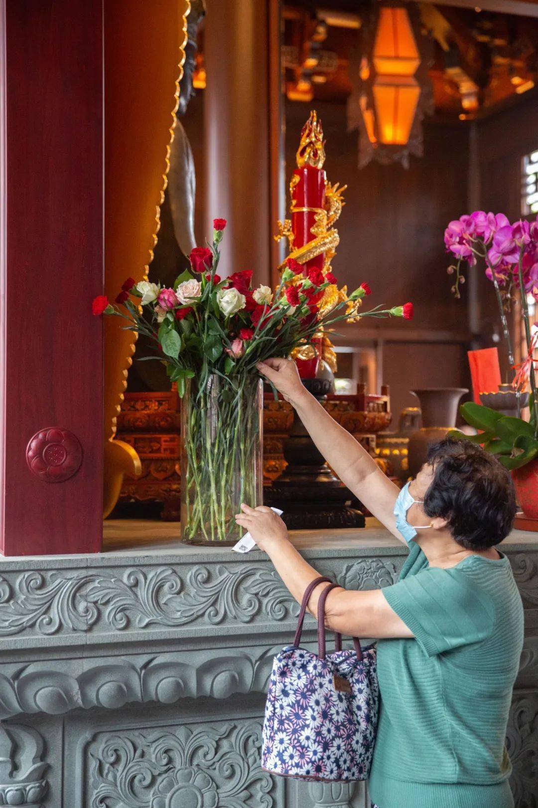 香期来到寺院的信众,虽不能抄经,但可以在鼓楼处领取一枝鲜花,供养于