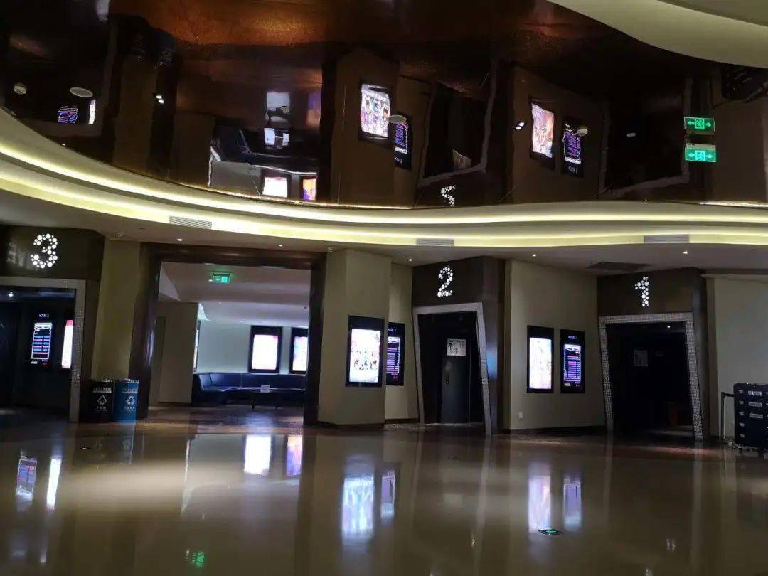 会耗费一定的时间,提前了半小时,来到上海静安嘉里中心的电影院门口