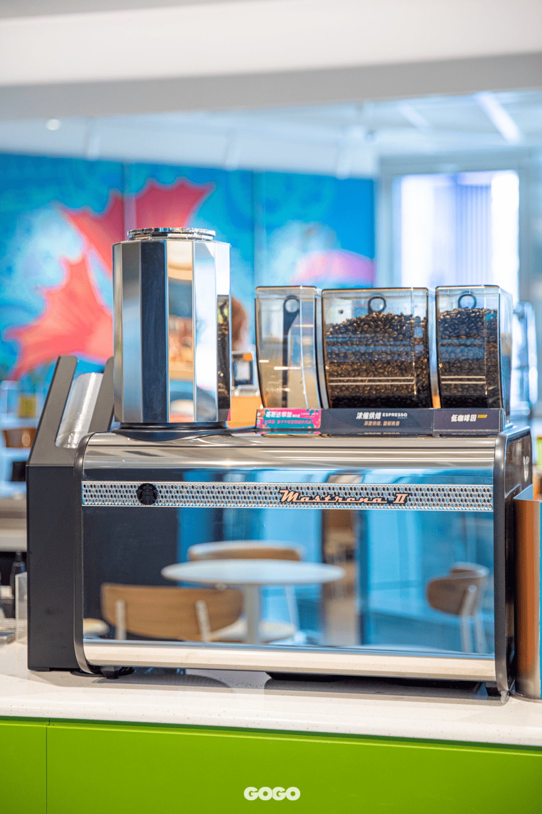 店里有3台mastrena 2咖啡机 还提供品质出众,风味独特的星巴克臻选