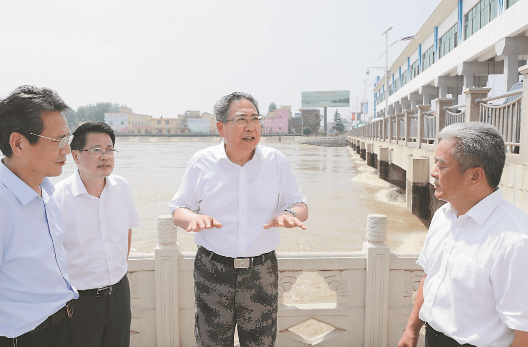 7月20日下午,省委书记李锦斌深入阜阳市阜南县王家坝闸,顶着烈日实地