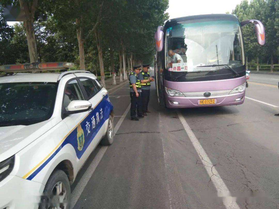 交通运输执法局客运股严查客车,出租车手续及消防安全.