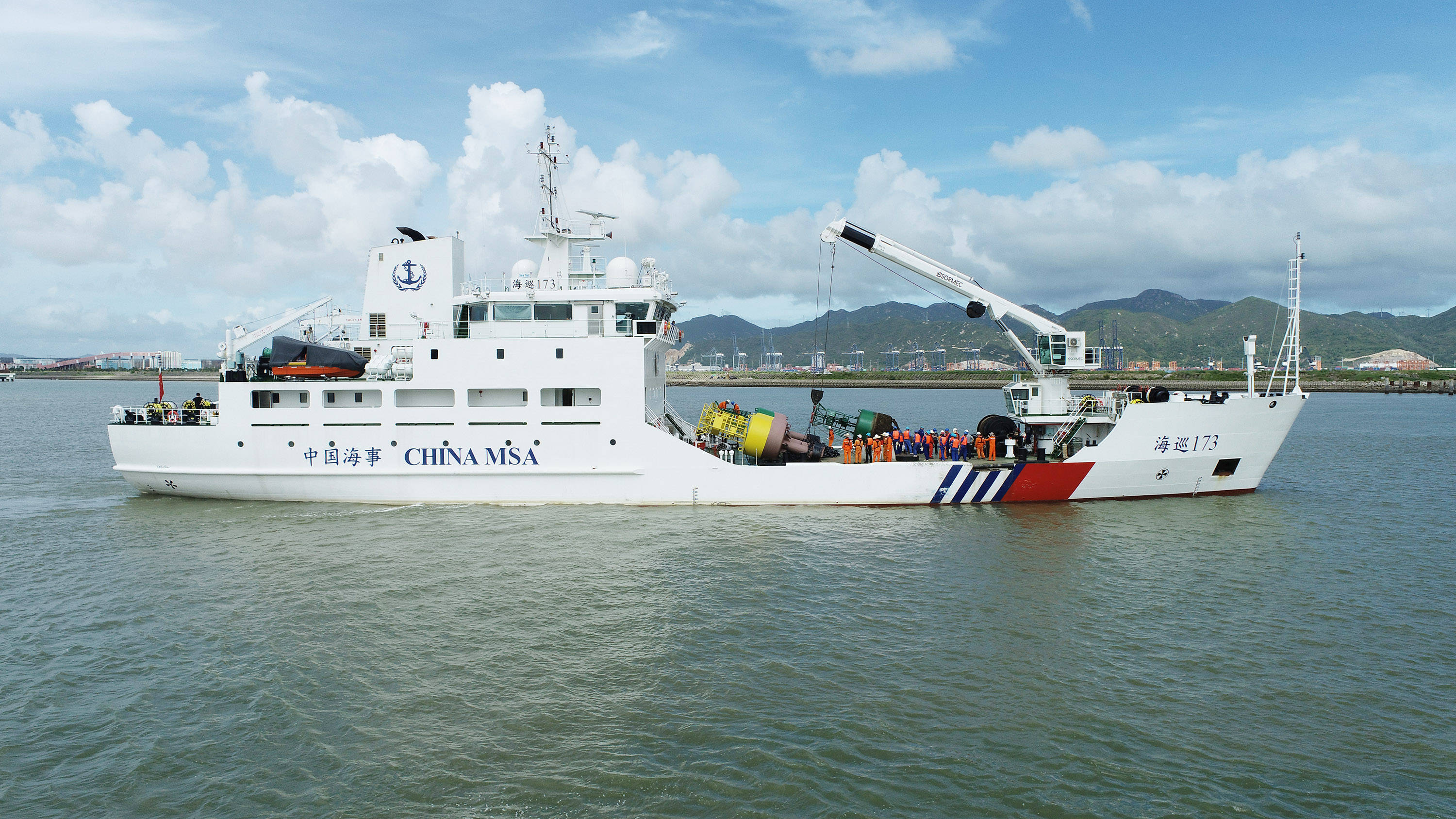 搭载北斗定位装置的大型航标船列编南海航保中心