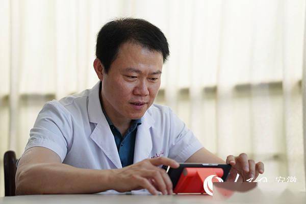 会诊现场,只见王小明对着手机,直接与远在广德的同行进行沟通,没有