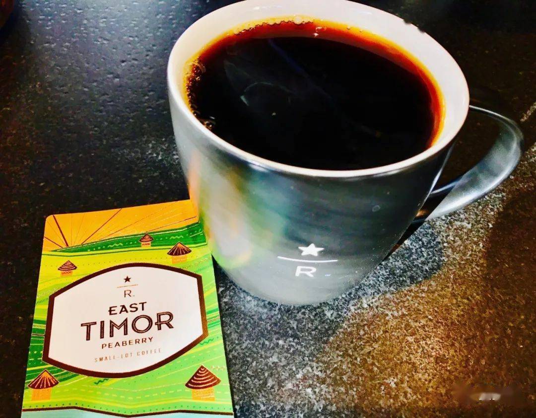 吧台坐下来,左边就有位黑人女士来与我分享她正在喝的东帝汶珠粒咖啡