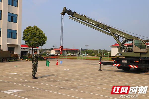 武警吊车图片