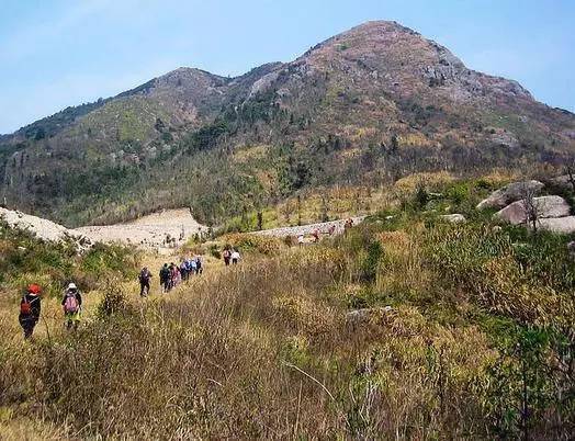 横亘于大荆镇盘黄村与温岭市大溪镇陈洋村之间,东北至西南走向.