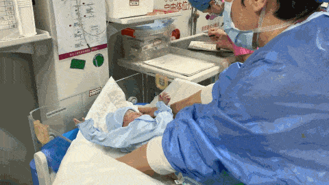 这一晚,虽未眠却护佑了三位宝妈的成功分娩和三位宝宝的健康出生每个