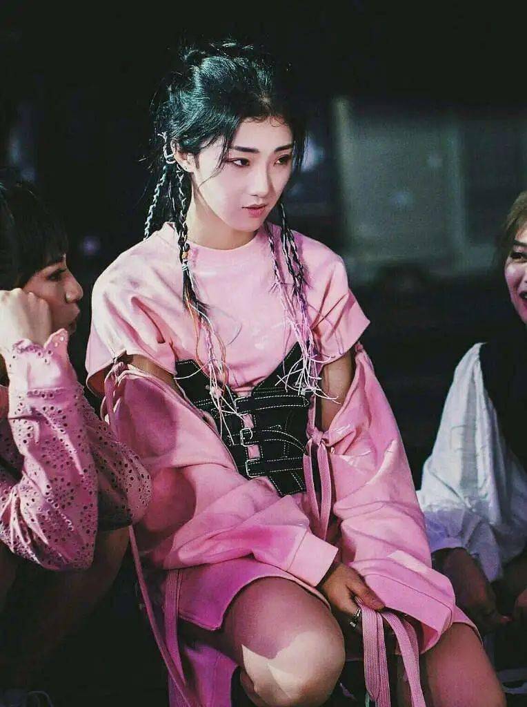 这是一家经纪公司头部艺人的待遇