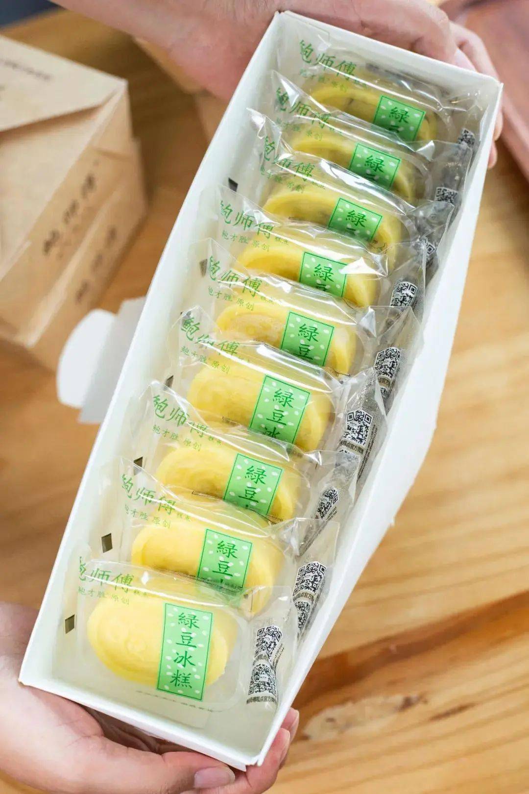 制作间里几个师傅在忙着准备绿豆糕,看似平凡的它将成为鲍师傅的新爆