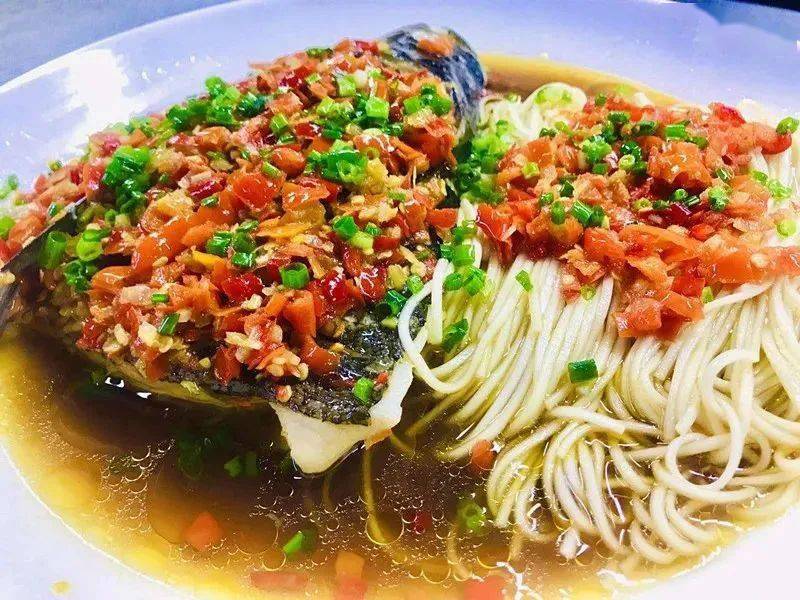 胡桃里烤鸡 剁椒鱼头捞面 小炒拆骨肉 青椒煎鸡蛋 ._菜品