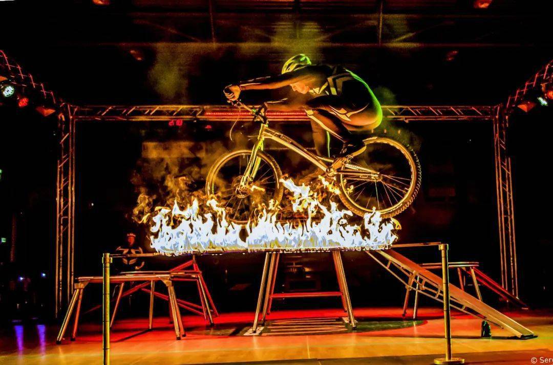 玩车:从杂技表演到时尚运动50年代,自行车杂技盛行一时,"孔雀开屏"即