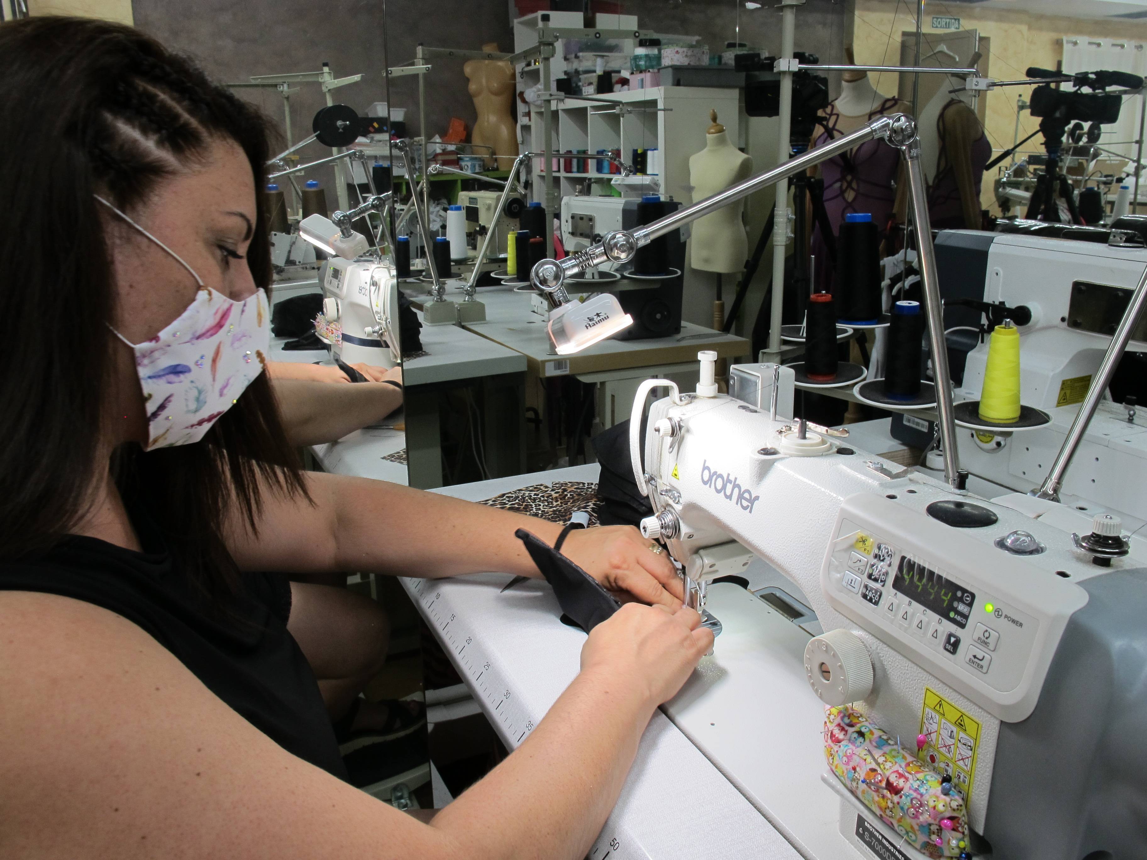 西班牙:她将裁缝铺改造为口罩生产厂