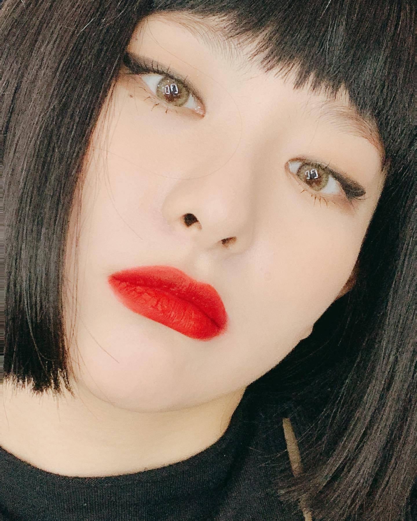 red velvet涩琪,all black干练美.利落的短发也能很好地消化