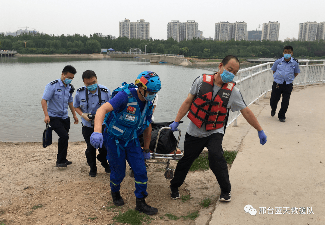 邢台:七里河水面发现一具浮尸!_蓝天救援队