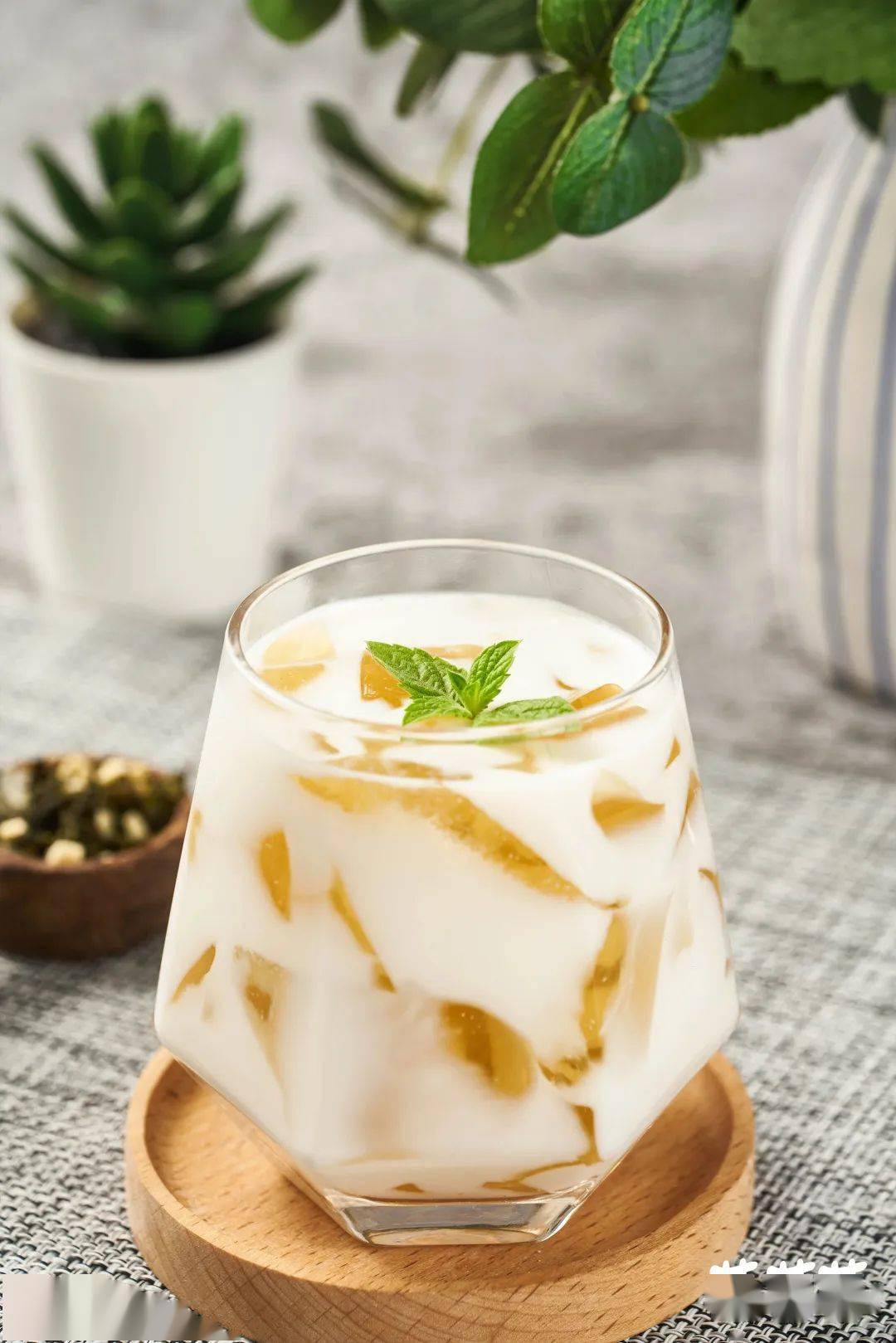 白桃x乌龙,这的搭配光听名字就觉得好喝呀,清香的茶冻与牛奶相融合