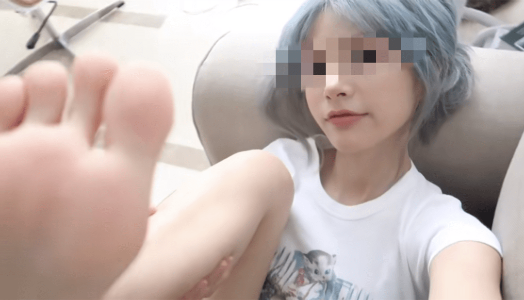 乐此不疲的学习"绿茶"拍照姿势她成了万千少女的拍照模板,被尊称为"