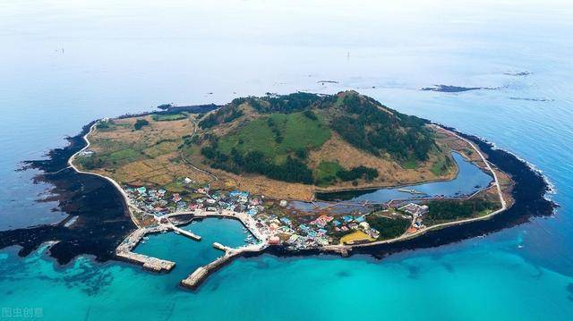 济州岛是韩国最大的岛屿,由120万年前火山活动而形成