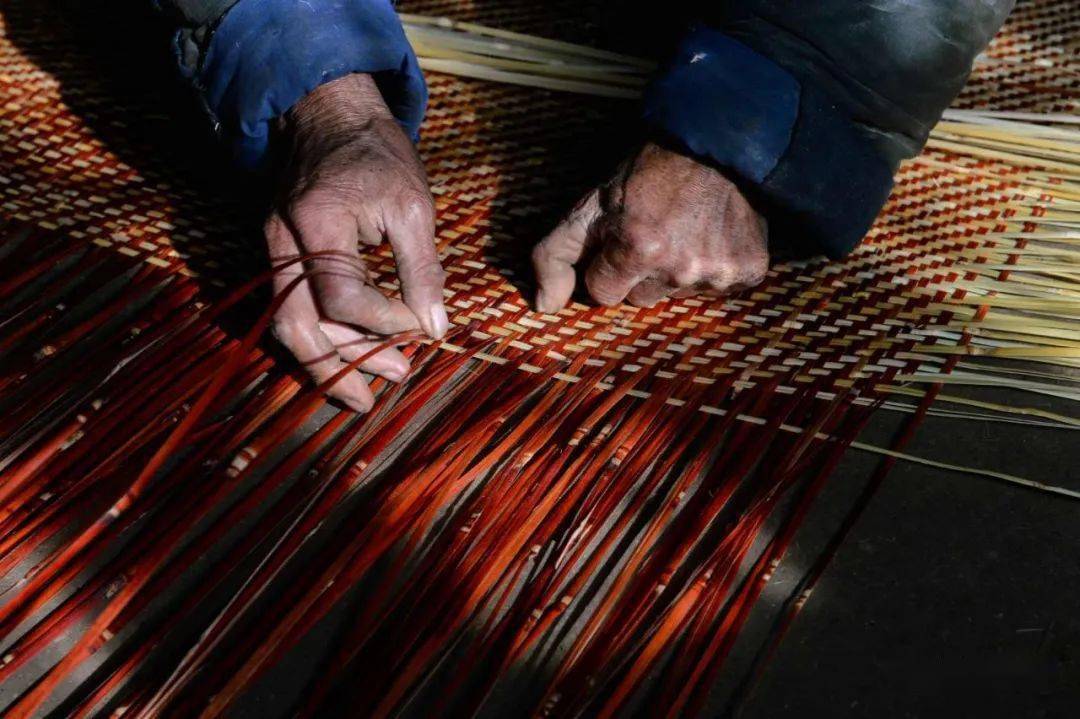 泊里红席千年技艺织就地道民俗