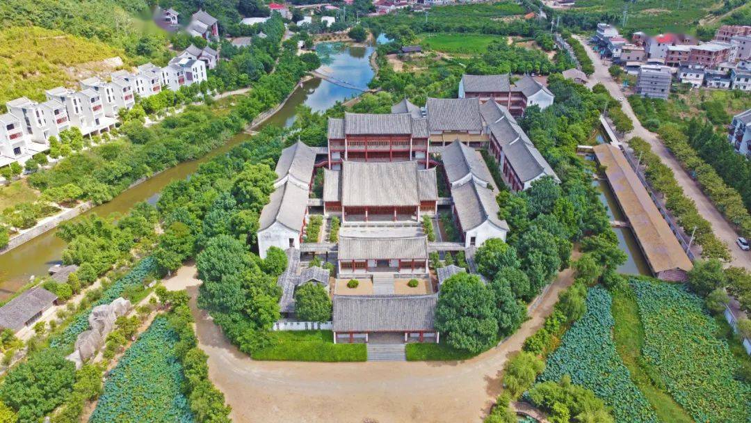 据悉,龙人古琴文化村位于长泰县马洋溪生态旅游区,致力于古琴文化的