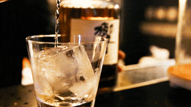 在喧嚣中感受夜的温柔 在恬淡中体会灵魂的激荡 音乐配酒,越喝越有