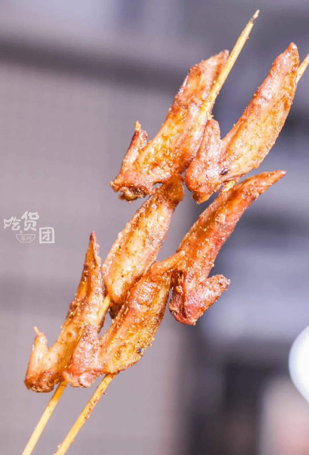 吃烤鸡尖最让人上头的是,连皮带肉都散发着十足的香气~细细地啃,还能