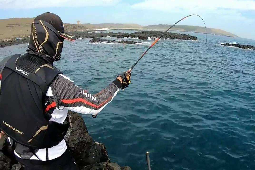 矶钓接连中鱼看着这鱼竿弯曲弧度钓鱼人手痒了吧