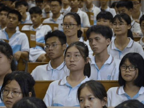 课后继续一起交流学习 (照片由新会梁启超纪念中学提供)"少年智则国智