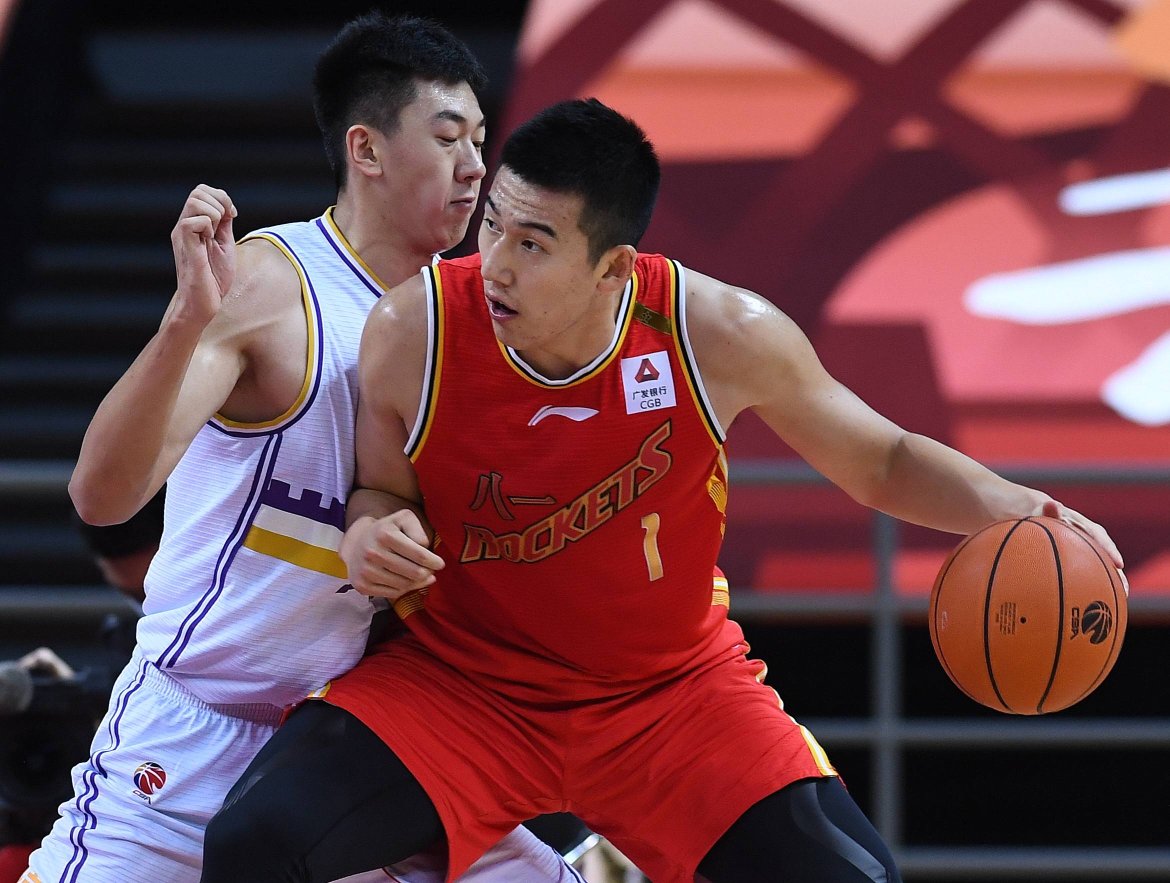 7月26日,八一南昌队球员付豪(右)在比赛中进攻.