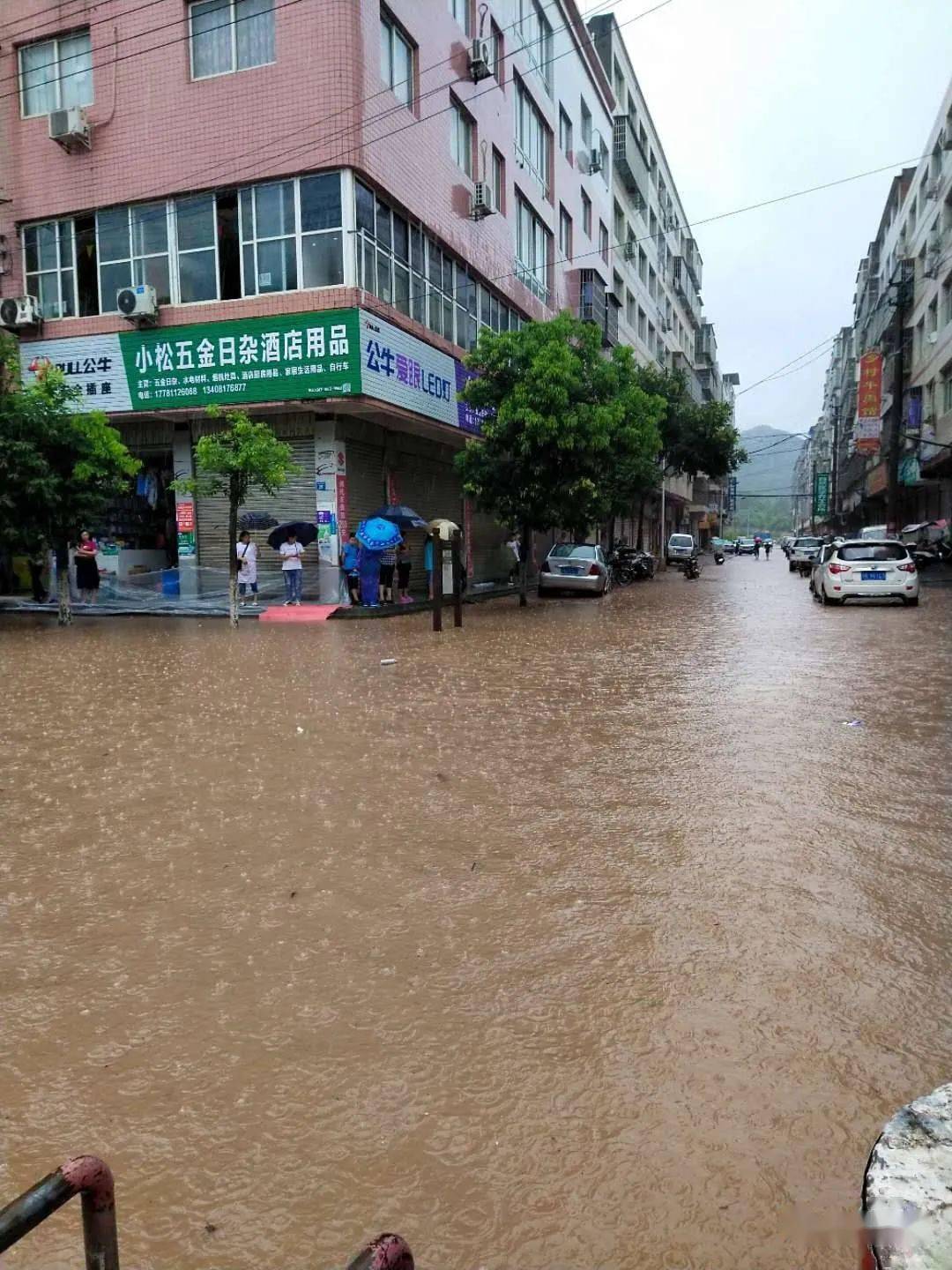 据南部气象台发布的气象信息快报:截止14时,我县累计雨量已出现大暴雨