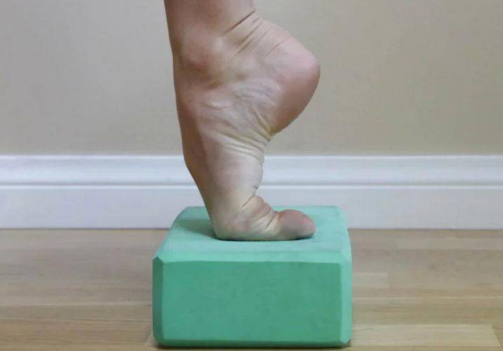6个简单的脚部拉伸动作,消除双脚和脚踝疼痛!