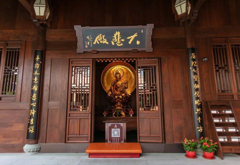 大悲殿在玉佛禅寺的一期修缮中,大雄宝殿向北平移后,在天王殿和大雄宝