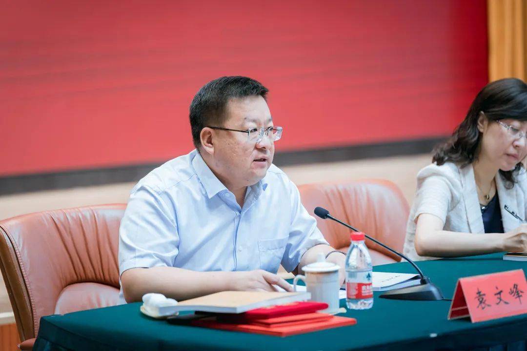 会上第十二批科技镇长团栖霞团团长,副区长袁文峰,第十二批科技镇长团